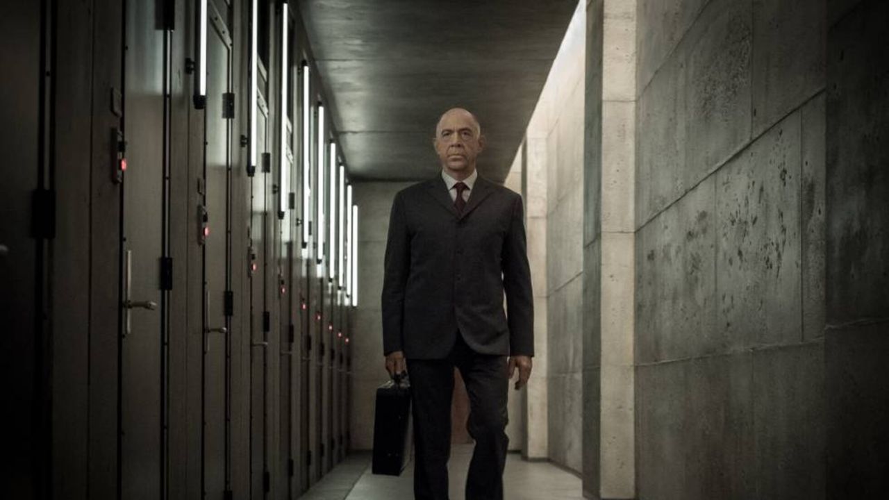 J. K. Simmons Howard Silkként egy berlini intézmény rideg folyosóján a Képmás című sorozatban