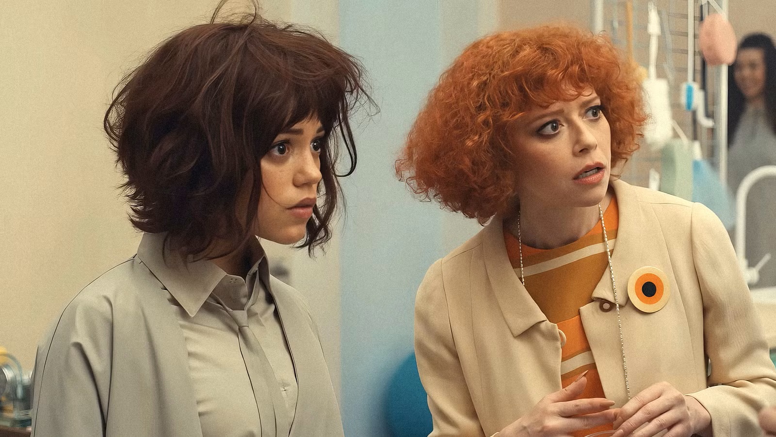 Jenna Ortega és Natasha Lyonne a Klara és a Nap egyik jelenetében