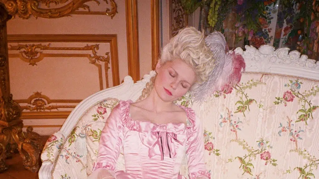 Az édesanyja 80 órán át filmezte Sofia Coppolát – húsz év után feltárul a Marie Antoinette forgatásának története Kirsten Dunst alszik a Marie Antoinette fogatásán.