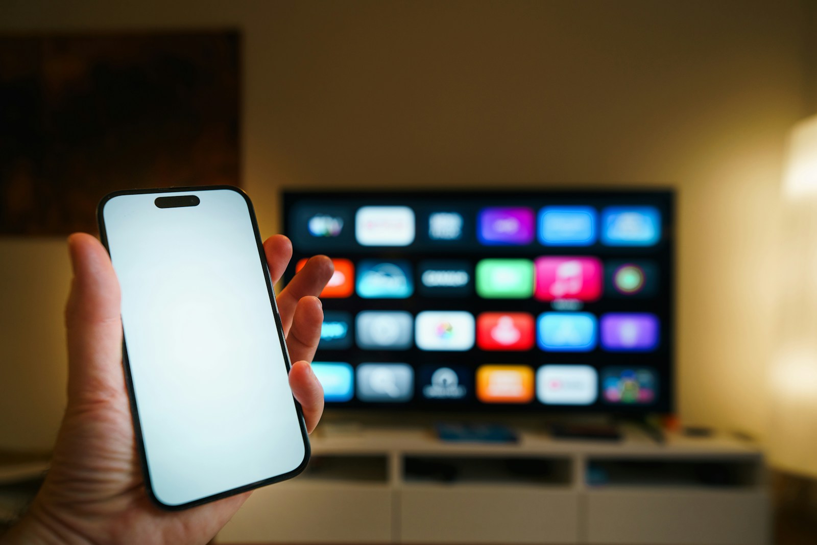 Okostelefon a televízió előterében: a néző figyelméért két képernyő versenyez.