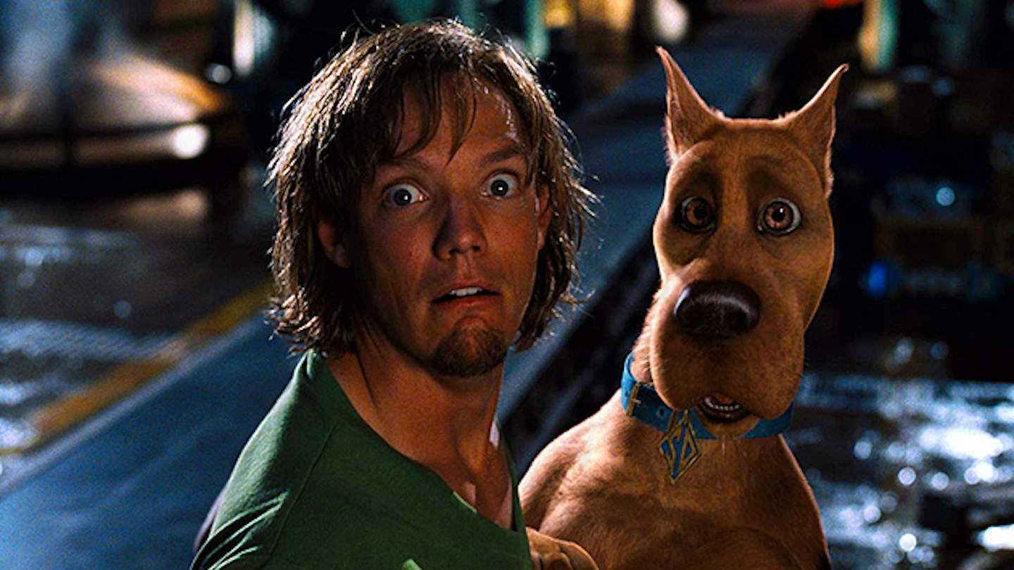 Matthew Lillard Bozontként Scooby-Doo társaságában a 2002-es filmben