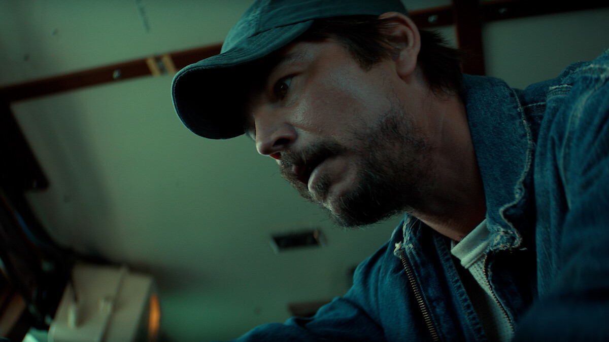 Josh Hartnett szűk hajókabinban a Mélytengeri rémálom című Netflix-sorozatban