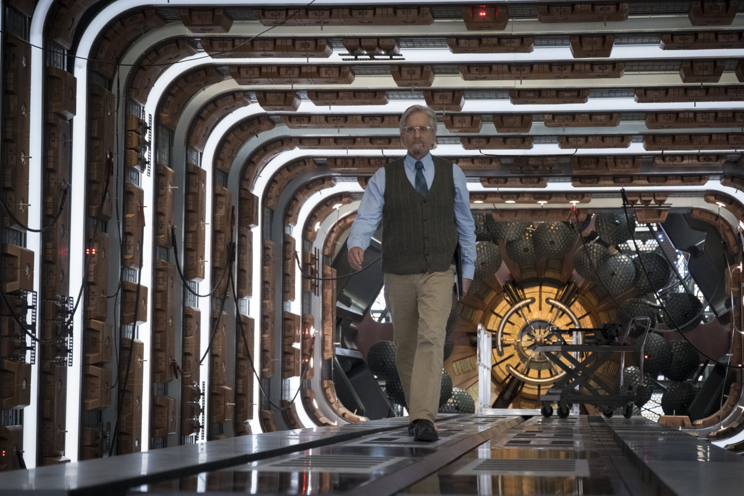 Michael Douglas Hank Pym szerepében egy futurisztikus laboratóriumban A Hangya és a Darázs című filmben