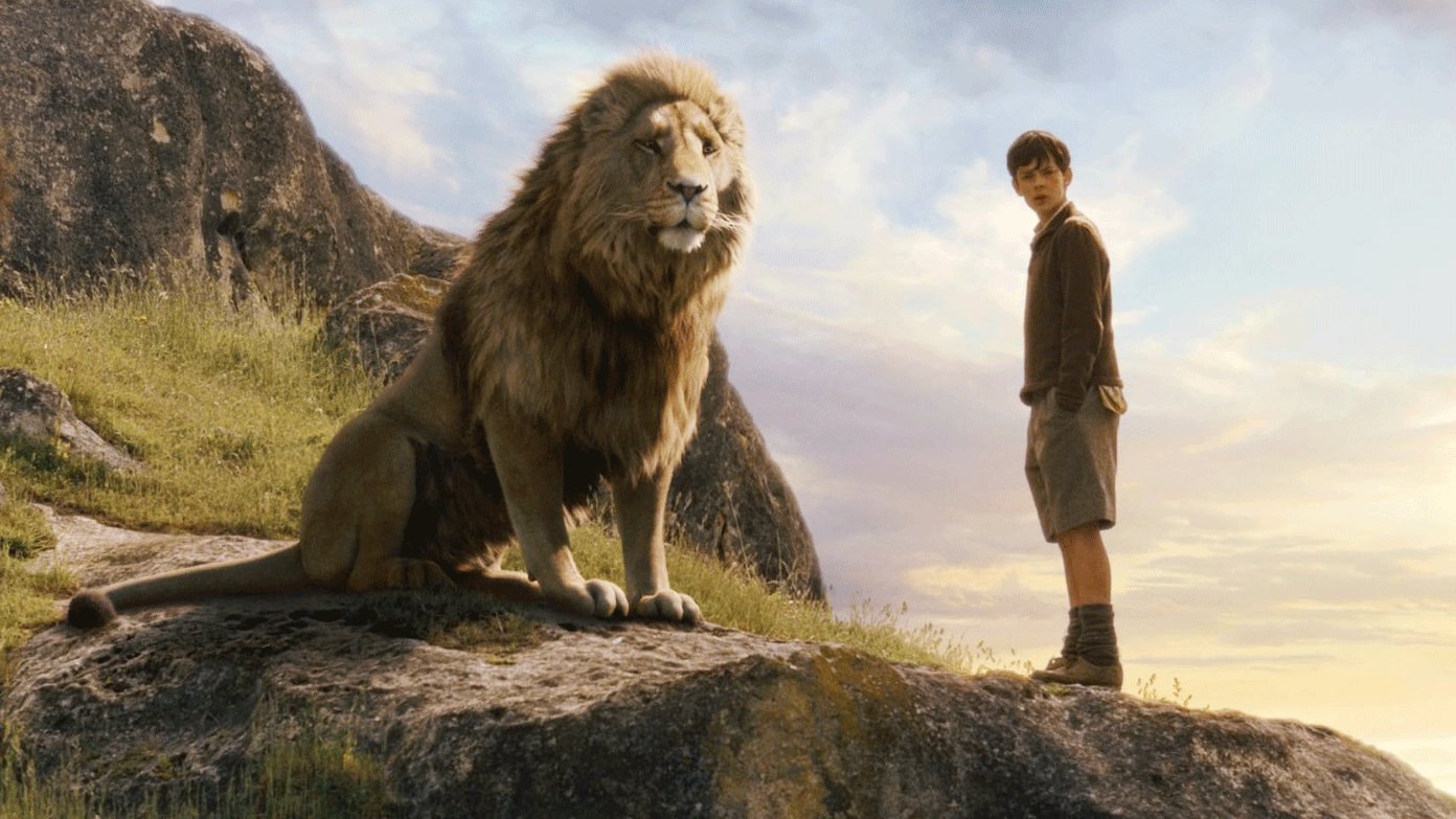 Aslan és Digory a Narnia: A varázsló unokaöccse című film egyik jelenetében.