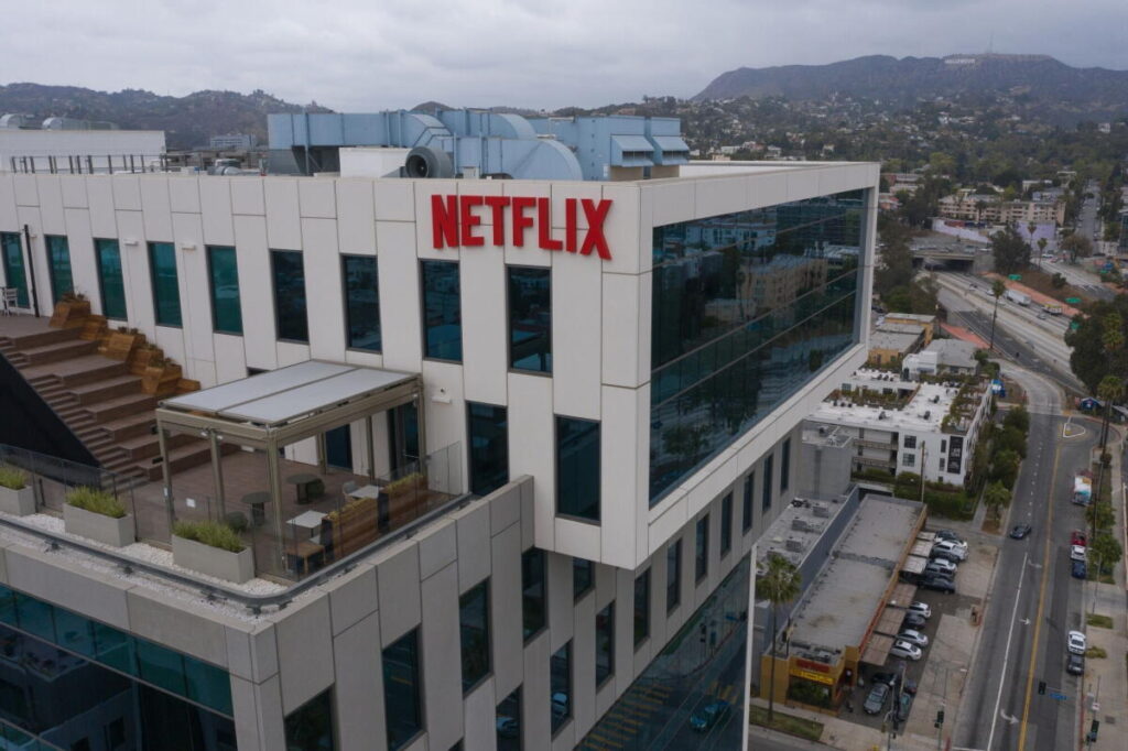 A Netflix ezer embert küld el, miközben milliárdokat keres – valami mégsem működik a streamingóriásnál A Netflix felirat a vállalat Los Angeles-i irodaházának homlokzatán