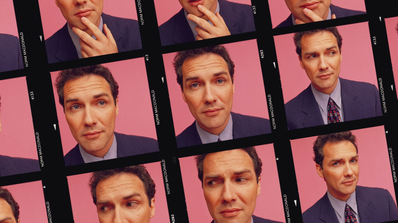 Norm Macdonald különböző arckifejezései portréfotókból összeállított archív képsoron.