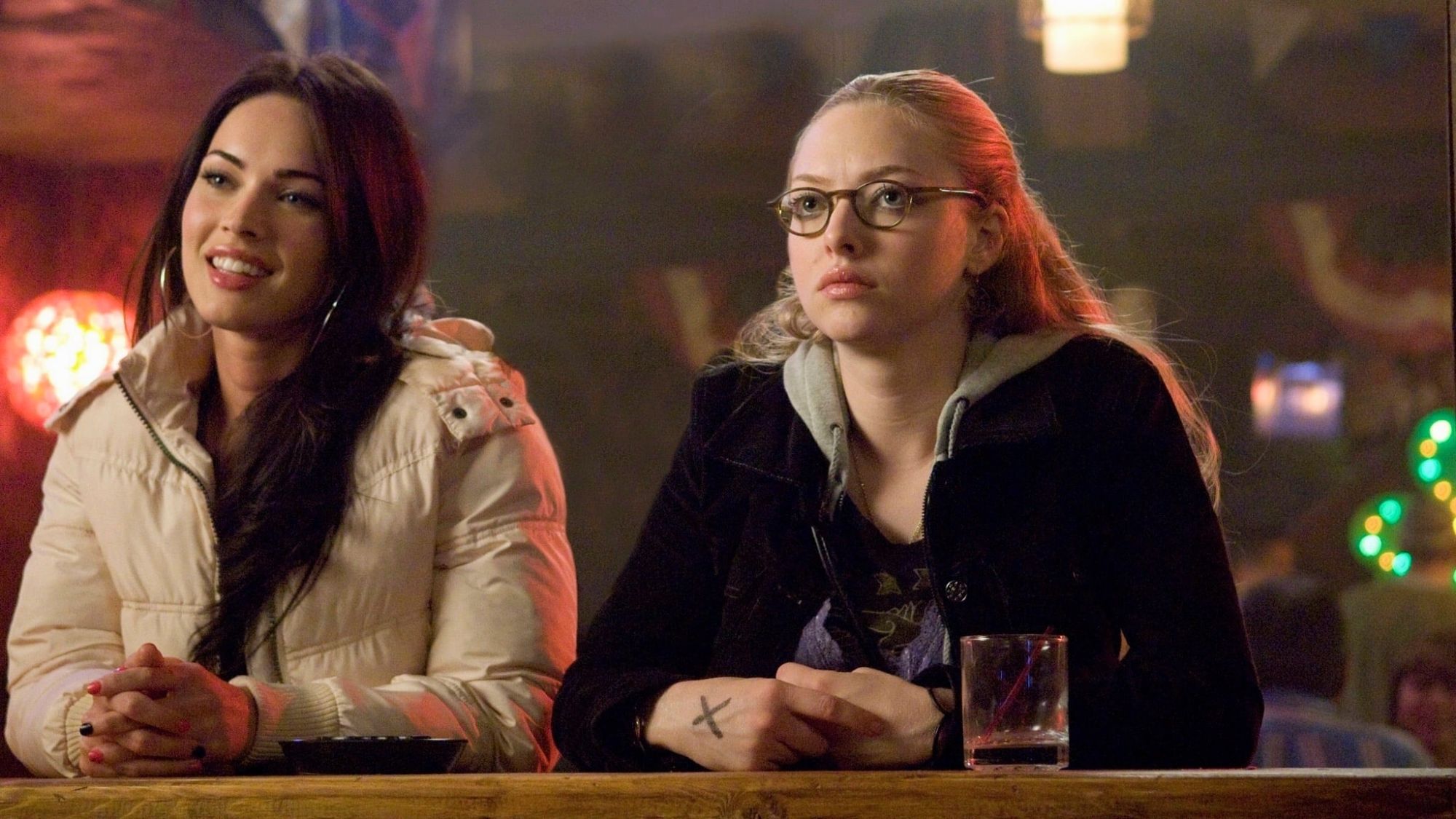 Amanda Seyfried Needy szerepében az Ördög bújt beléd film egyik bárjelenetében.