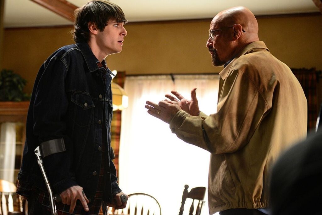 34 évesen meghalt RJ Mitte, a Totál szívás Walter White Jr.-ja – Bryan Cranston is búcsúzik tőle RJ Mitte Walter White Jr. szerepében Bryan Cranstonnal a Totál szívás egyik jelenetében
