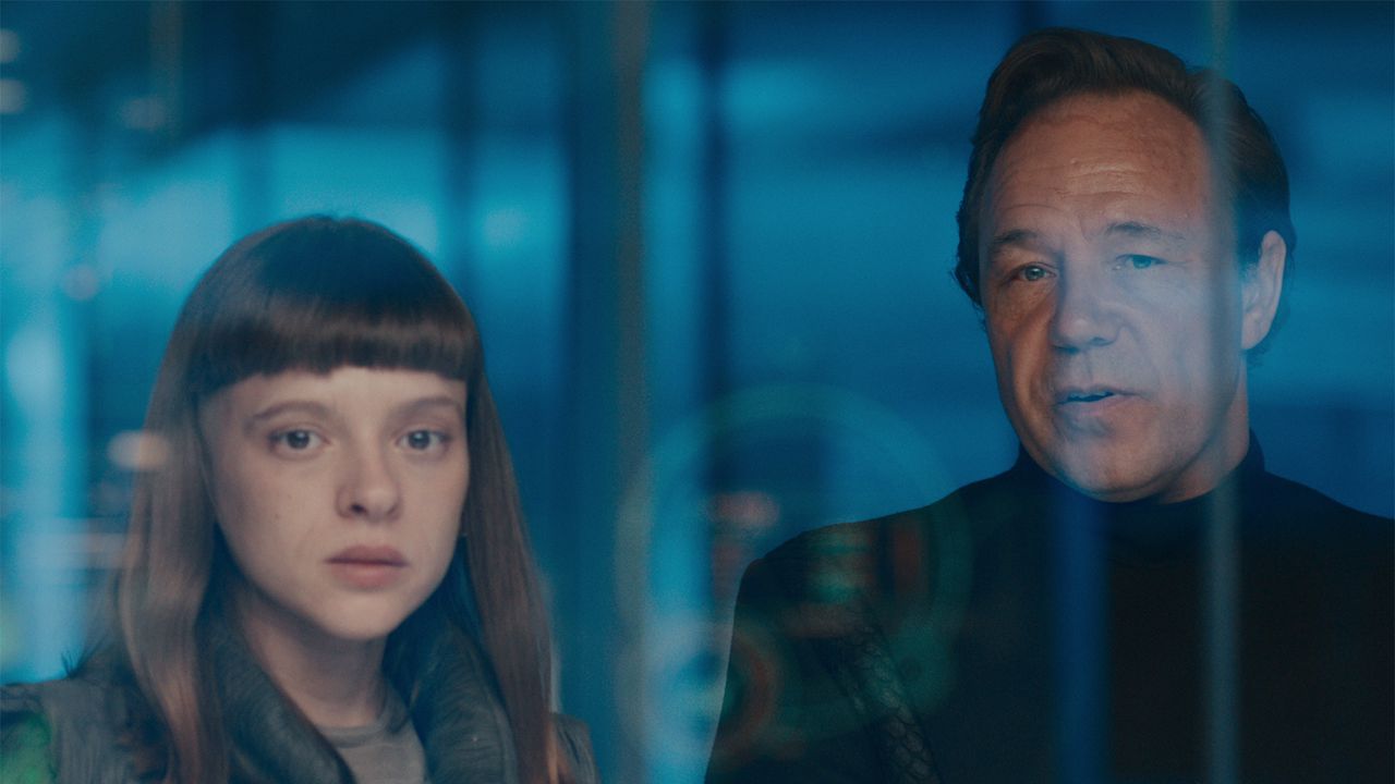 Elias Mannix a Testek Netflix-sorozat futurisztikus jelenetében