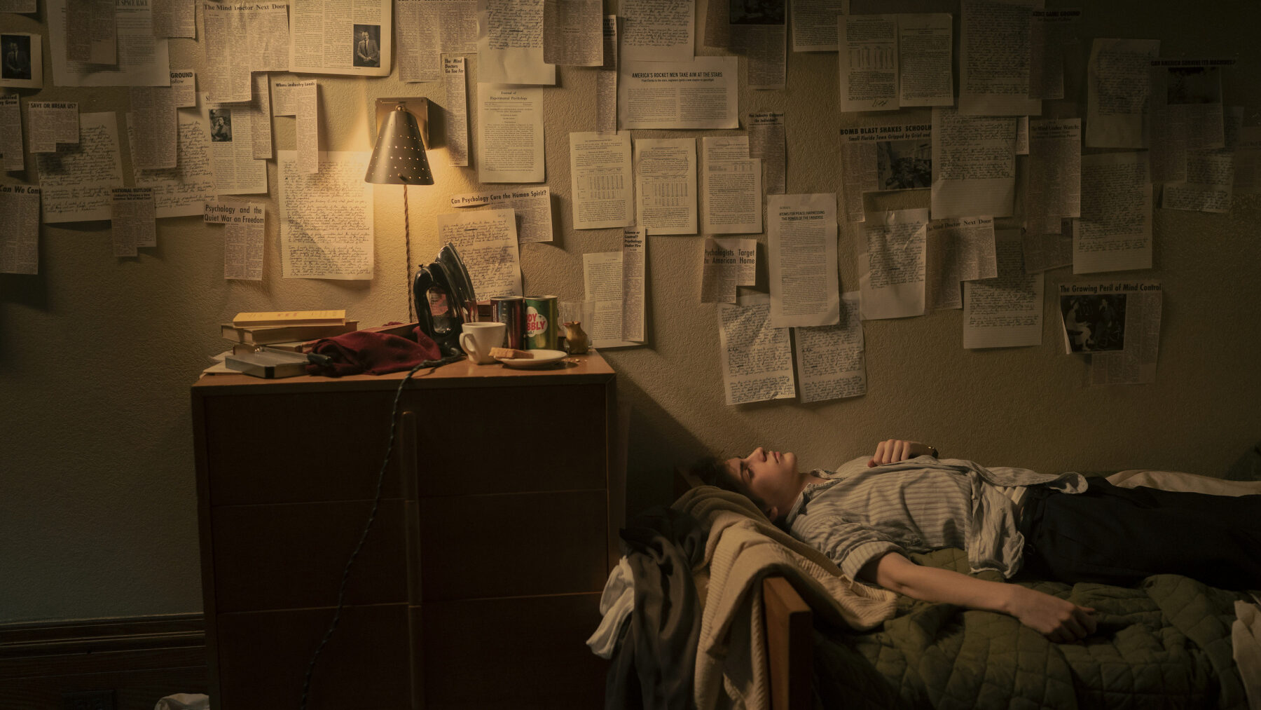 Ted Kaczynski egy papírokkal és jegyzetekkel teli szobában az Unabomber című filmben