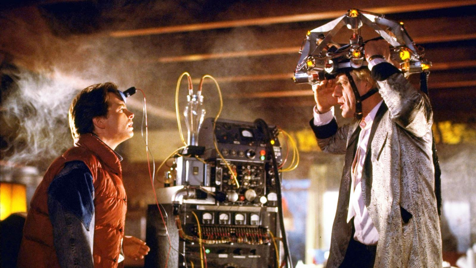 Marty McFly és Doki a műhelyben a Vissza a jövőbe című film egyik jelenetében